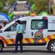 alt="Agente municipal junto a una patrulla vial vigilando los cortes de tránsito en Concordia durante un evento público"