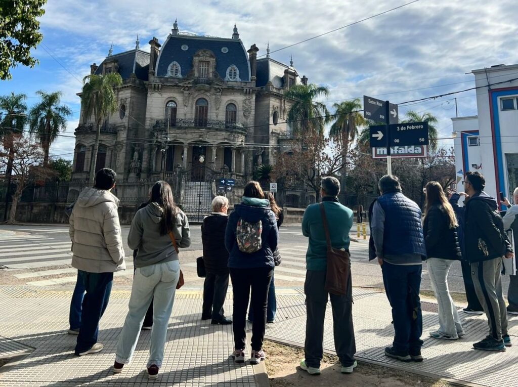 alt="Turistas durante un guiado peatonal contemplando la fachada del Palacio Arruabarrena en Concordia, en el marco de la discusión sobre las cifras de ocupación en Concordia y Entre Ríos"