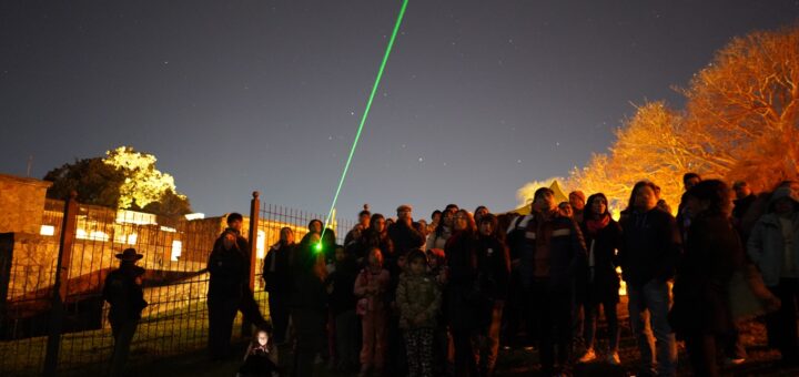 alt="Grupo de turistas en el Castillo de San Carlos de Concordia observando una demostración de astroturismo con láser verde nocturno, durante un fin de semana que dejó para el análisis las cifras de ocupación en Concordia y Entre Ríos"