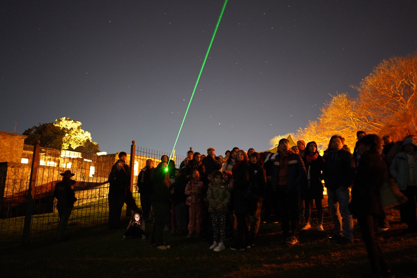alt="Grupo de turistas en el Castillo de San Carlos de Concordia observando una demostración de astroturismo con láser verde nocturno, durante un fin de semana que dejó para el análisis las cifras de ocupación en Concordia y Entre Ríos"