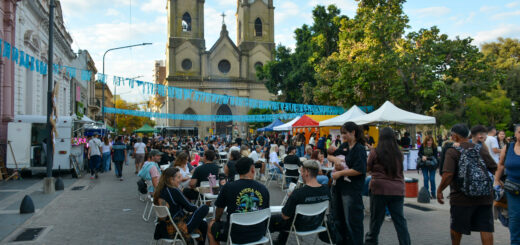 alt="Multitud recorriendo feria gastronómica y artesanal frente a una iglesia durante el turismo en Entre Ríos por el Día del Trabajador"
