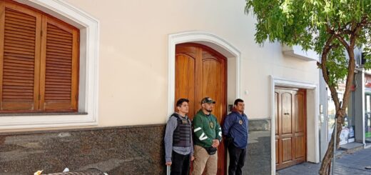alt="Fachada de una de las casas allanadas por la causa de presunto enriquecimiento ilícito de Gustavo Bordet en Concordia"