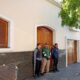 alt="Fachada de una de las casas allanadas por la causa de presunto enriquecimiento ilícito de Gustavo Bordet en Concordia"