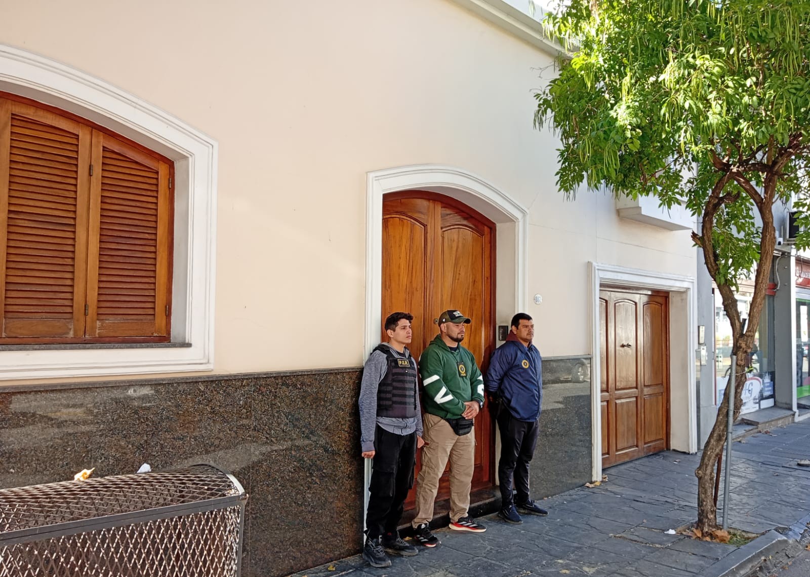 alt="Fachada de una de las casas allanadas por la causa de presunto enriquecimiento ilícito de Gustavo Bordet en Concordia"