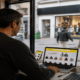 Persona trabajando en su comercio físico mientras gestiona ventas mediante el comercio digital en Concordia.