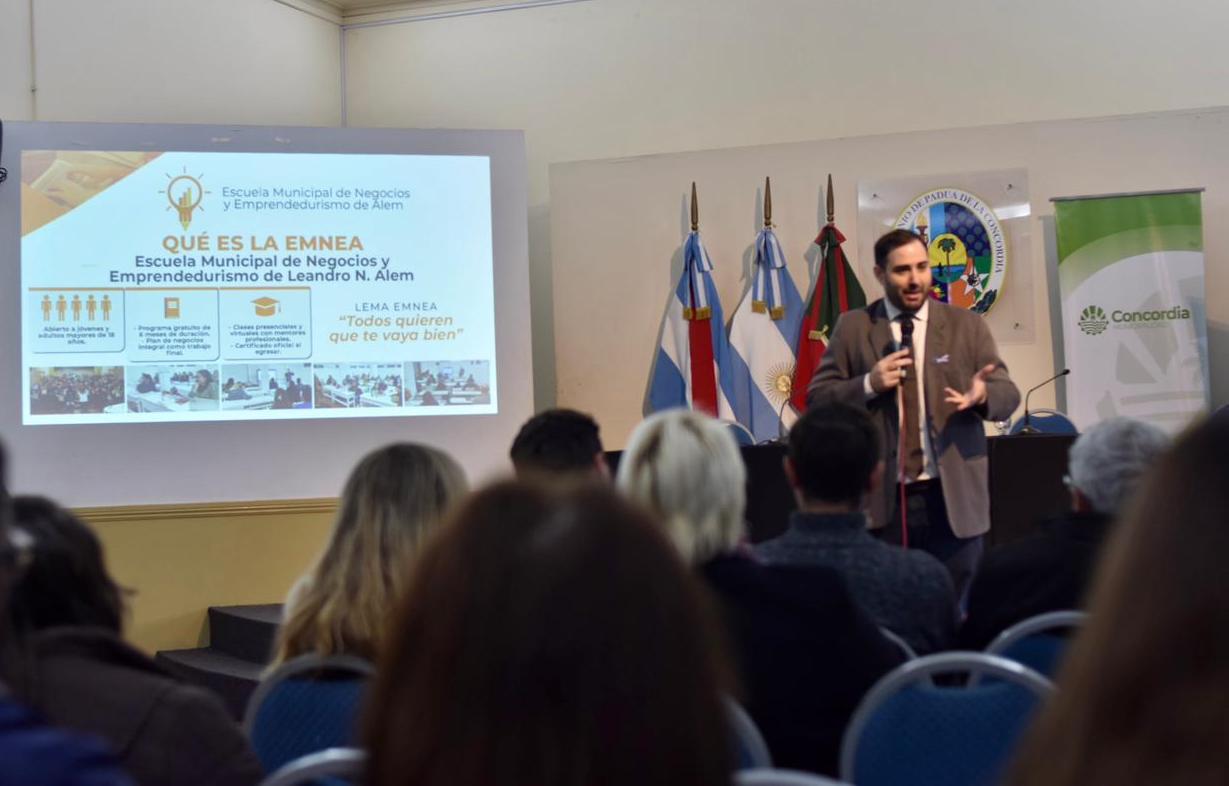 alt="Matías Sebely disertando sobre herramientas para el desarrollo emprendedor local junto a la presentación del modelo EMNEA en Concordia"