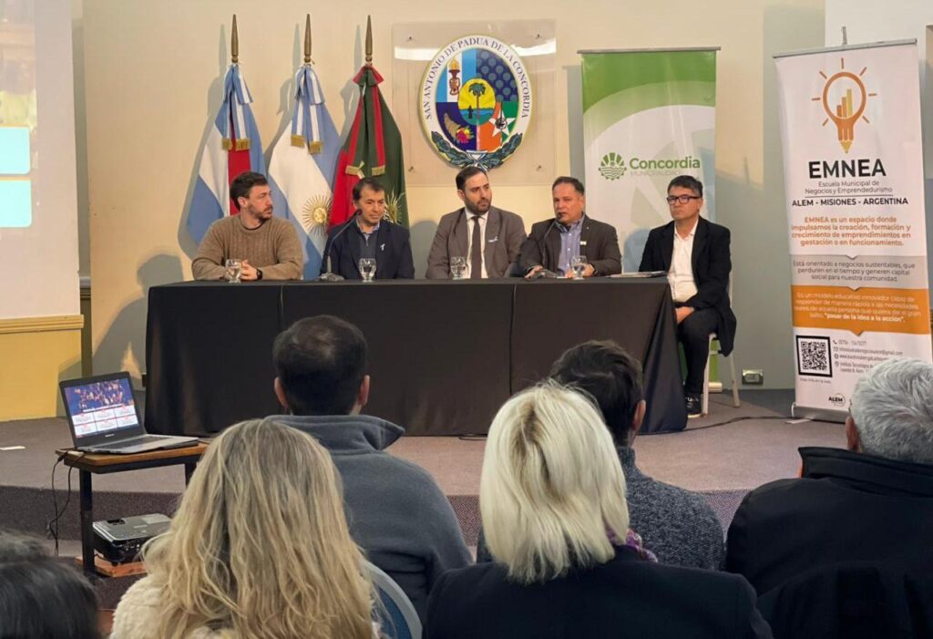 alt="Mesa de funcionarios públicos en Concordia dialogando sobre políticas destinadas al desarrollo emprendedor local"