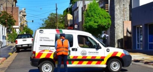 alt="Agente de control vial municipal parado junto a un utilitario oficial en el marco de los cortes de tránsito en Concordia por las celebraciones patrias"