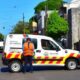 alt="Agente de control vial municipal parado junto a un utilitario oficial en el marco de los cortes de tránsito en Concordia por las celebraciones patrias"