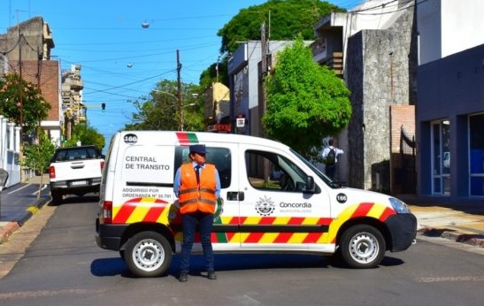 alt="Agente de control vial municipal parado junto a un utilitario oficial en el marco de los cortes de tránsito en Concordia por las celebraciones patrias"