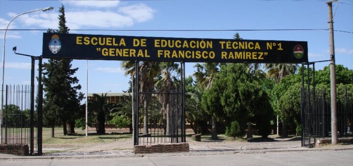 alt="Fachada de la Escuela Técnica N° 1 General Francisco Ramírez, vinculada a la investigación por la amenaza de ataque a una escuela de Paraná"