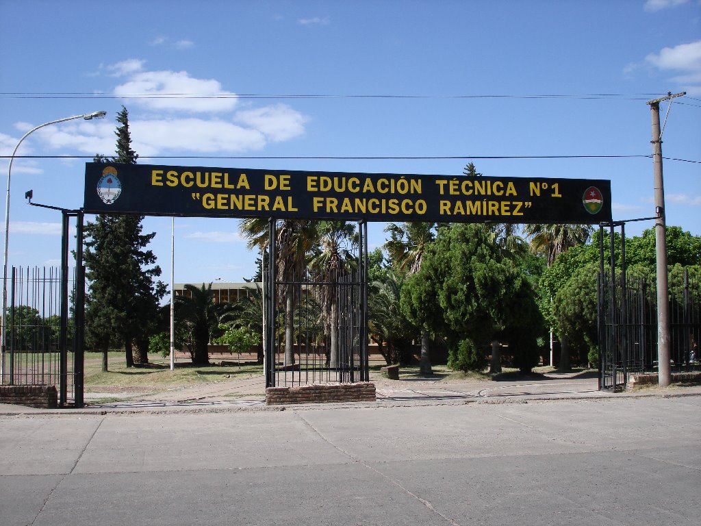 alt="Fachada de la Escuela Técnica N° 1 General Francisco Ramírez, vinculada a la investigación por la amenaza de ataque a una escuela de Paraná"