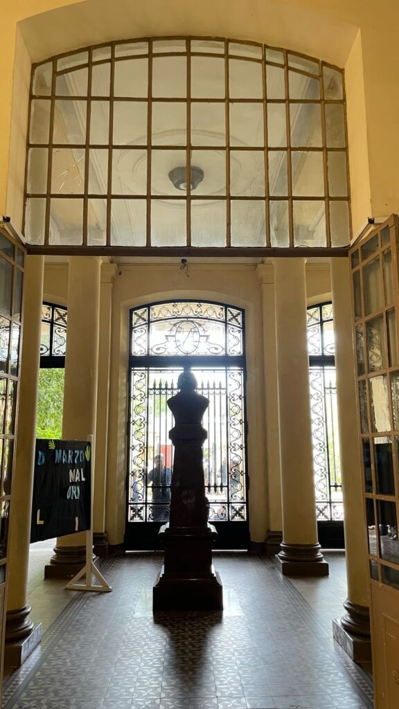 alt="Interior del Salón de Ingreso del edificio incluido en la puesta en valor de la Escuela Normal de Concordia"