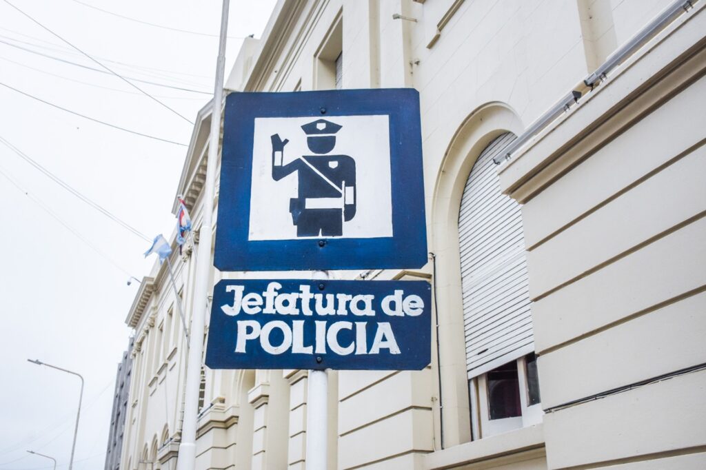 alt="Señal de la Jefatura de Policía de Entre Ríos frente al edificio oficial, en el contexto de la amenaza de ataque a una escuela de Paraná"