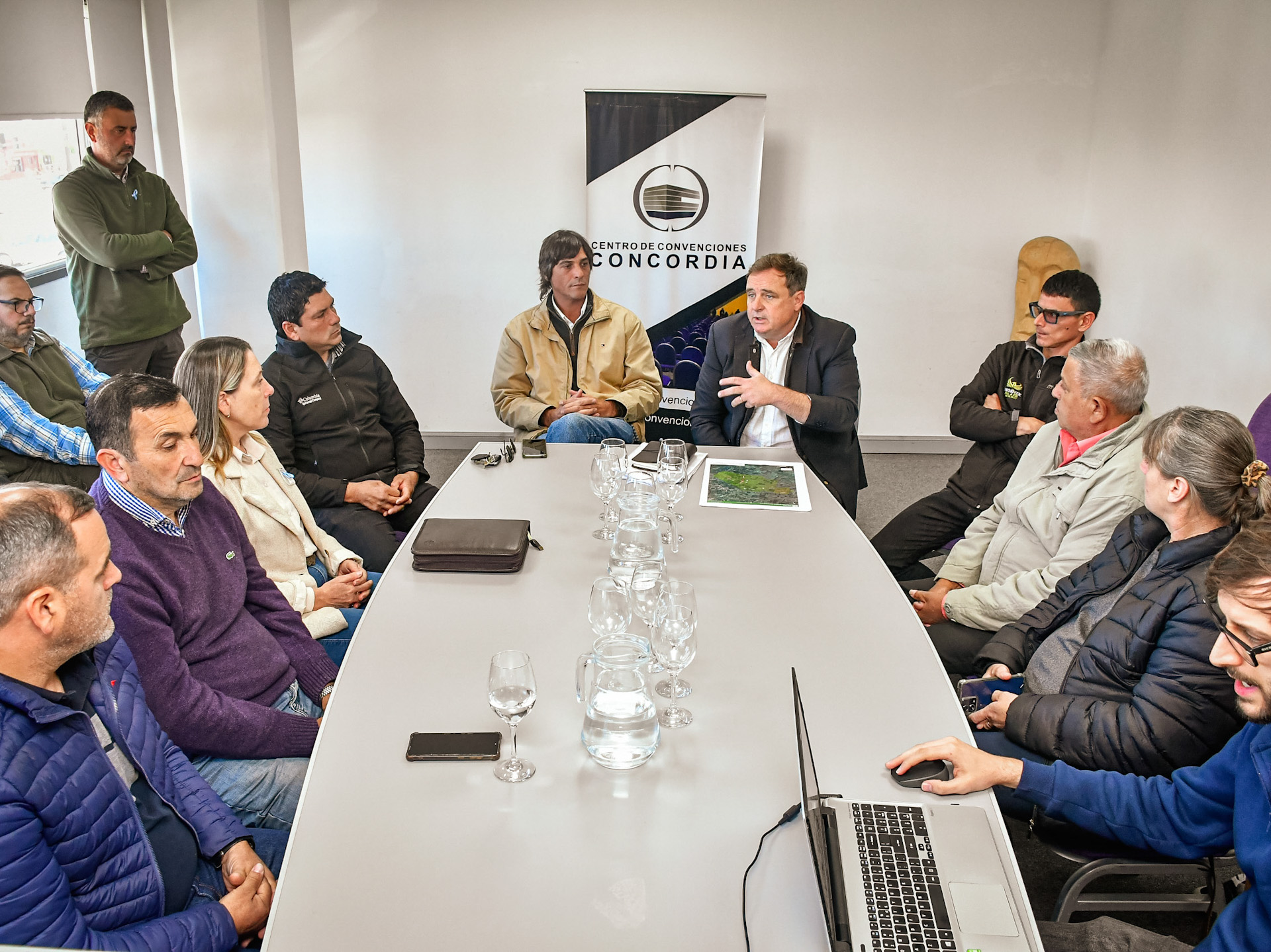 alt="Exequiel Donda, director de Vialidad Provincial, señalando un plano técnico durante el debate sobre el mantenimiento de los caminos rurales de Concordia"