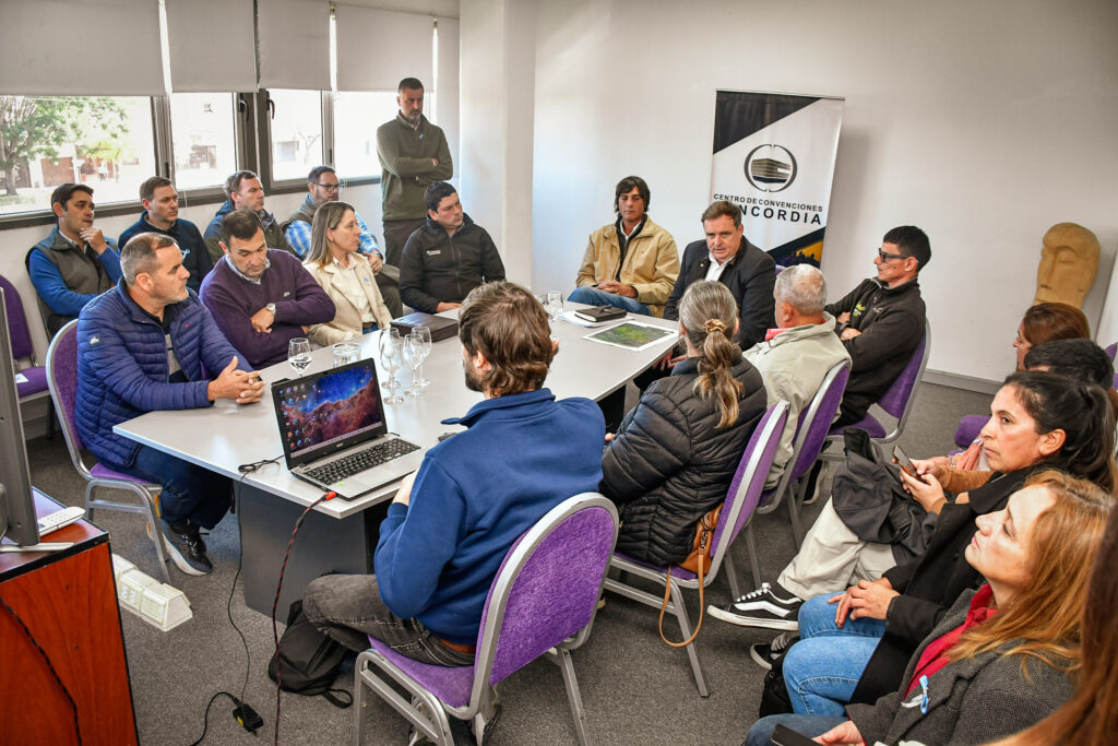 alt="Amplia mesa de reunión en Concordia donde autoridades municipales y de Vialidad analizan proyectos para los caminos rurales de Concordia"