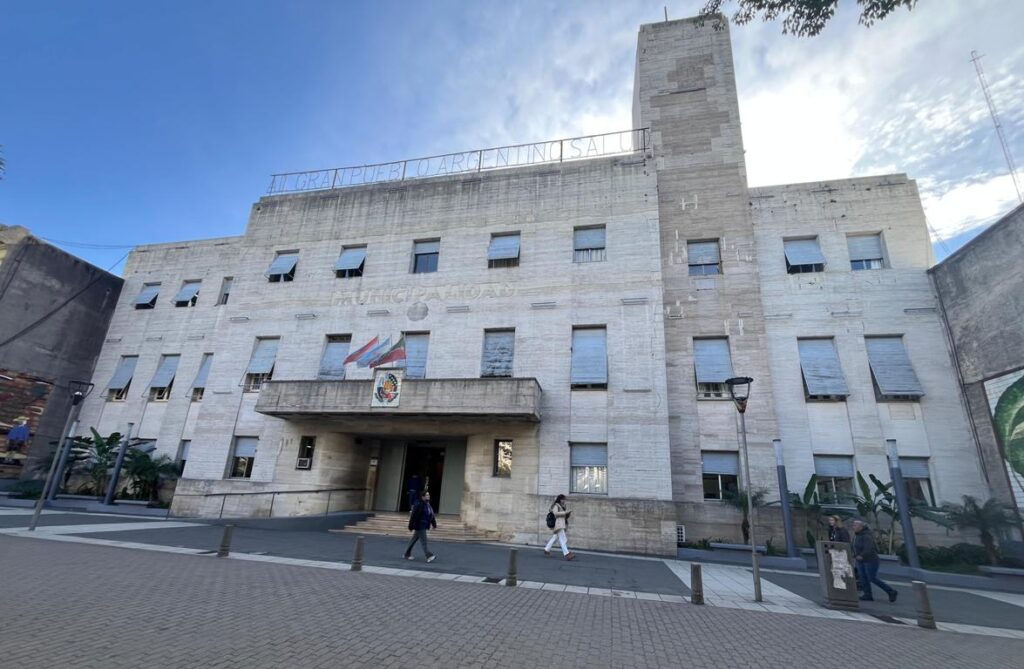 alt="Vista exterior del edificio de la Municipalidad de Concordia, institución que promueve el proyecto técnico del botón antipánico en escuelas públicas y privadas locales"