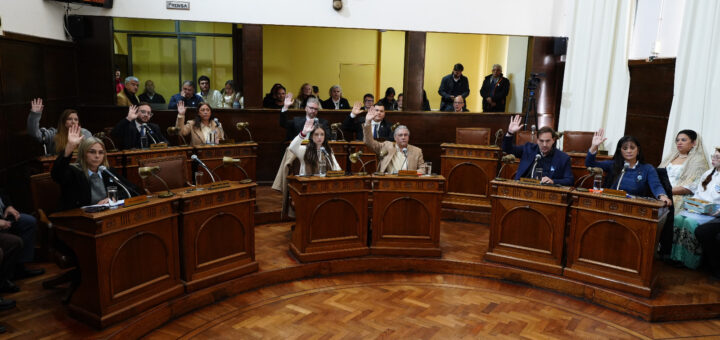 alt="Concejales levantando la mano para votar una ordenanza en el recinto del Concejo Deliberante de Concordia"