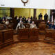 alt="Concejales levantando la mano para votar una ordenanza en el recinto del Concejo Deliberante de Concordia"