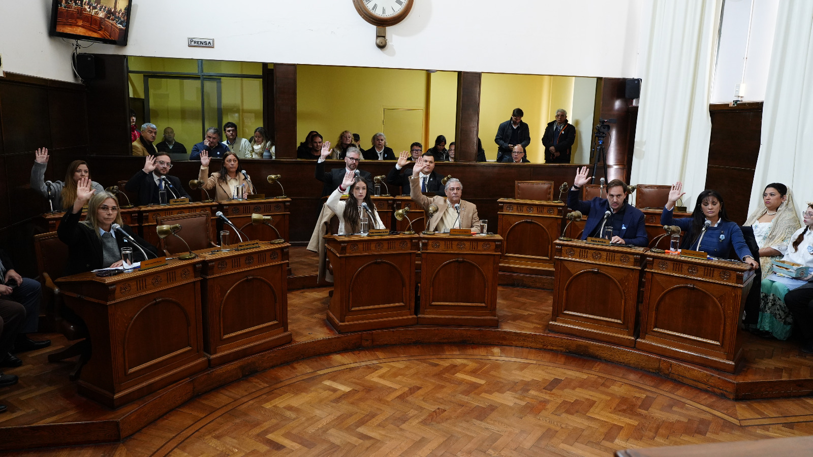 alt="Concejales levantando la mano para votar una ordenanza en el recinto del Concejo Deliberante de Concordia"