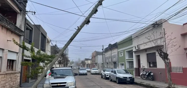 alt="Vista urbana que muestra un poste inclinado en calle Alem sostenido por cables en el centro de Concordia, Entre Ríos"