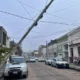 alt="Vista urbana que muestra un poste inclinado en calle Alem sostenido por cables en el centro de Concordia, Entre Ríos"