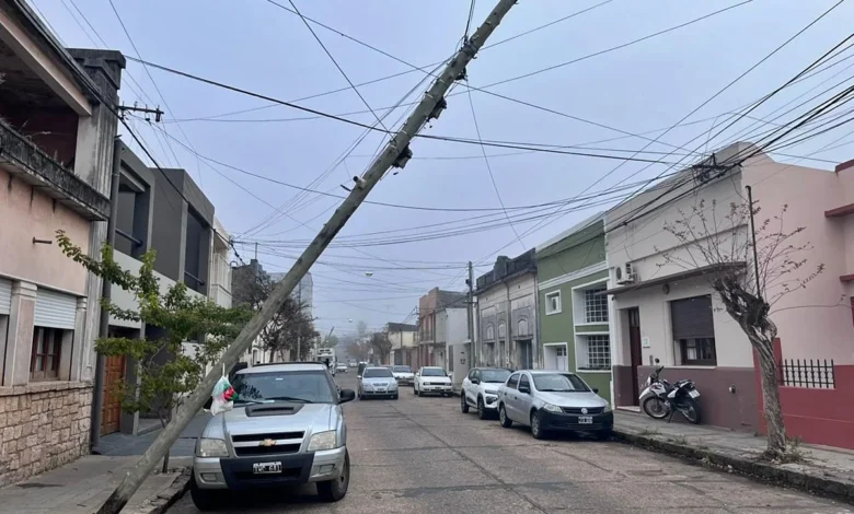 alt="Vista urbana que muestra un poste inclinado en calle Alem sostenido por cables en el centro de Concordia, Entre Ríos"