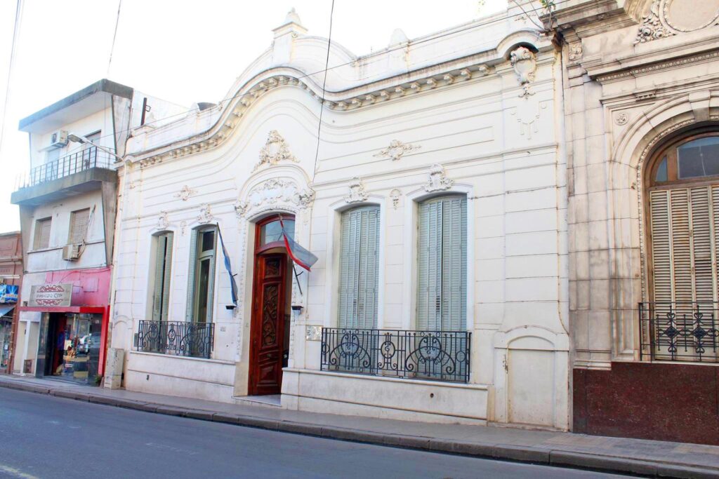 alt="Fachada de edificio público provincial donde se busca dirimir el conflicto en Granja Tres Arroyos"