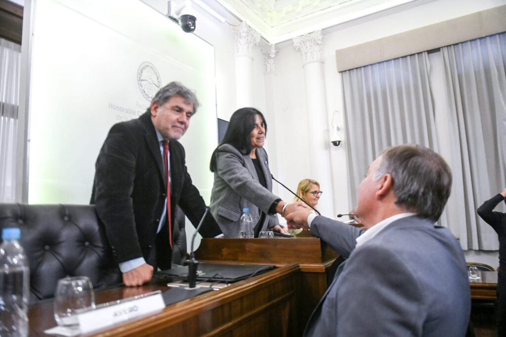 alt="El senador Berthet y la vicegobernadora Aluani durante el debate sobre el giro a comisiones de la Reforma Previsional de Entre Ríos"