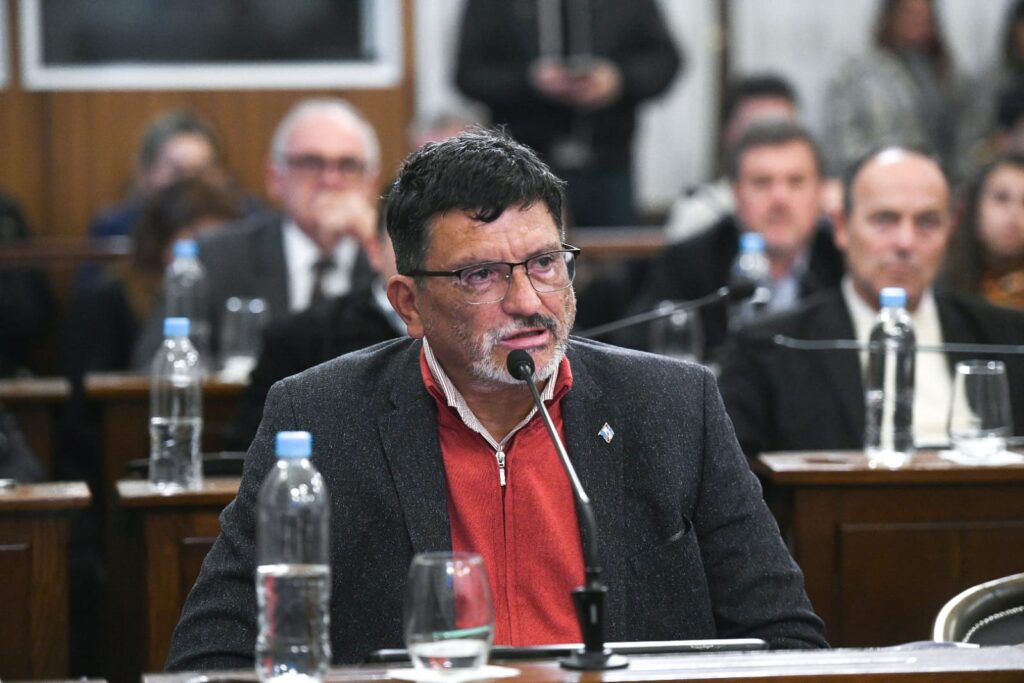 alt="El senador Gustavo Vergara durante el debate sobre la Reforma Previsional de Entre Ríos en el Senado provincial"
