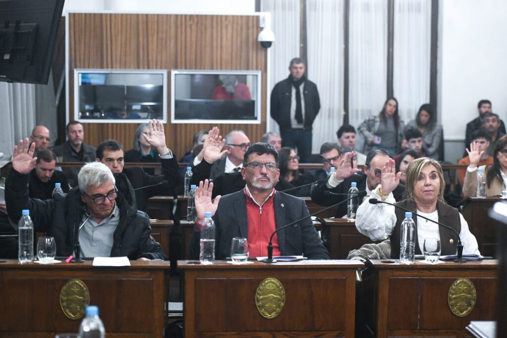 alt="Senadores votan el giro a comisiones del proyecto de Reforma Previsional de Entre Ríos durante la séptima Sesión Ordinaria del Senado"