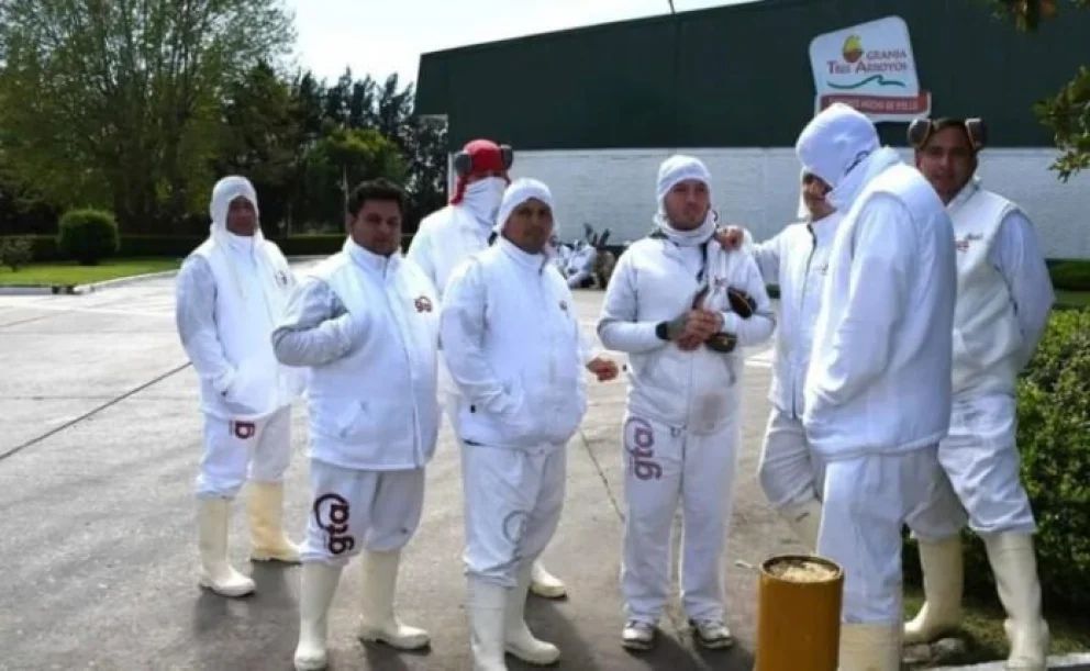 alt="Operarios en conflicto esperan frente a la planta La China de Granja Tres Arroyos cerrada por tiempo indeterminado"