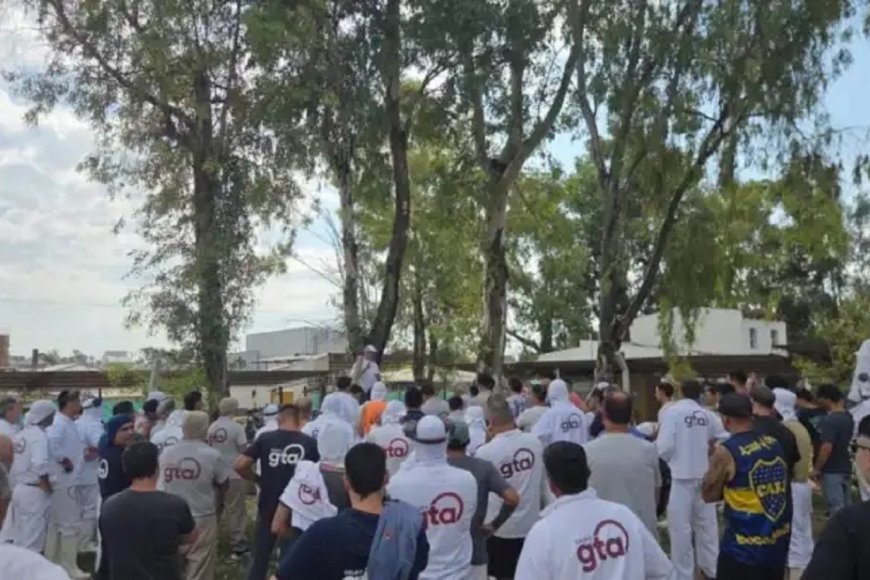 alt="Asamblea de trabajadores en conflicto por el cierre de la planta La China de Granja Tres Arroyos en Concepción del Uruguay"