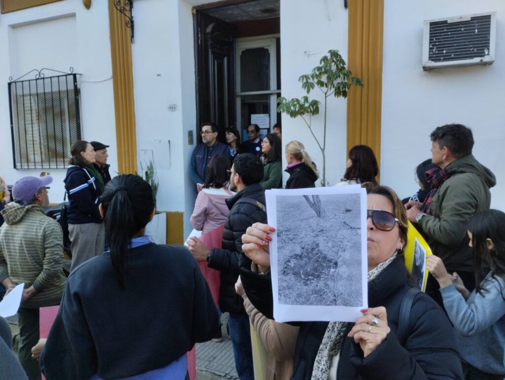 alt="Protesta de familias con carteles frente a la Dirección Departamental debido a la crisis en las escuelas de Concordia"