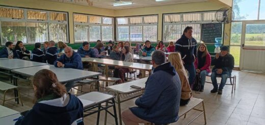 alt="Padres y docentes reunidos en una asamblea escolar debatiendo medidas ante la crisis en las escuelas de Concordia"