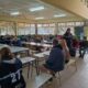 alt="Padres y docentes reunidos en una asamblea escolar debatiendo medidas ante la crisis en las escuelas de Concordia"