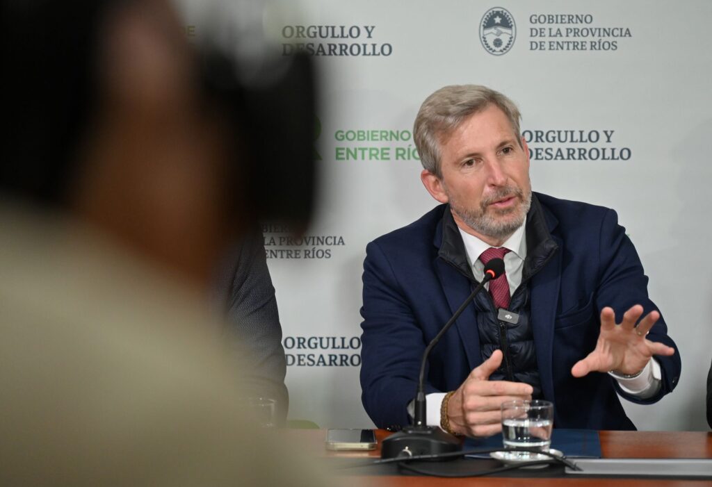 alt="el gobernador Rogelio Frigerio durante el anuncio de las medidas de alivio fiscal"