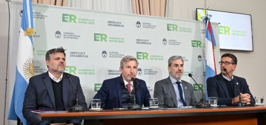 alt="Autoridades de Entre Ríos en conferencia de prensa anunciando un plan de alivio fiscal para comercios de Entre Ríos"