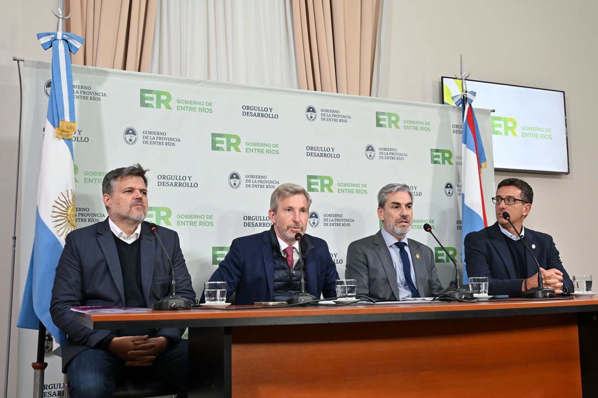 alt="Autoridades de Entre Ríos en conferencia de prensa anunciando un plan de alivio fiscal para comercios de Entre Ríos"