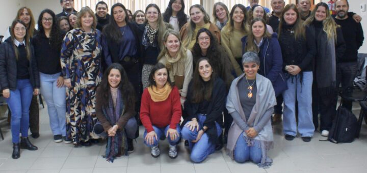 alt="Foto grupal de los profesionales asistentes a la jornada formativa de los equipos de niñez en Concordia"