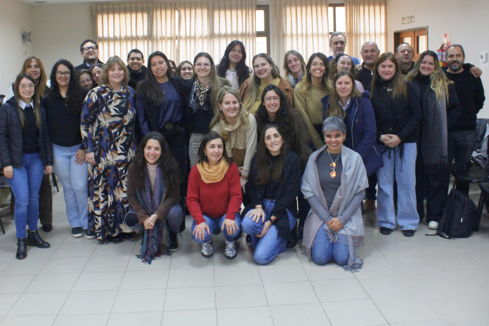 alt="Foto grupal de los profesionales asistentes a la jornada formativa de los equipos de niñez en Concordia"