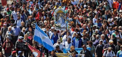 alt="Peregrinación y movilización religiosa con banderas, reflejando facetas de las tradicionales creencias de los argentinos"