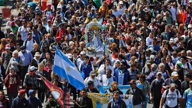 alt="Peregrinación y movilización religiosa con banderas, reflejando facetas de las tradicionales creencias de los argentinos"