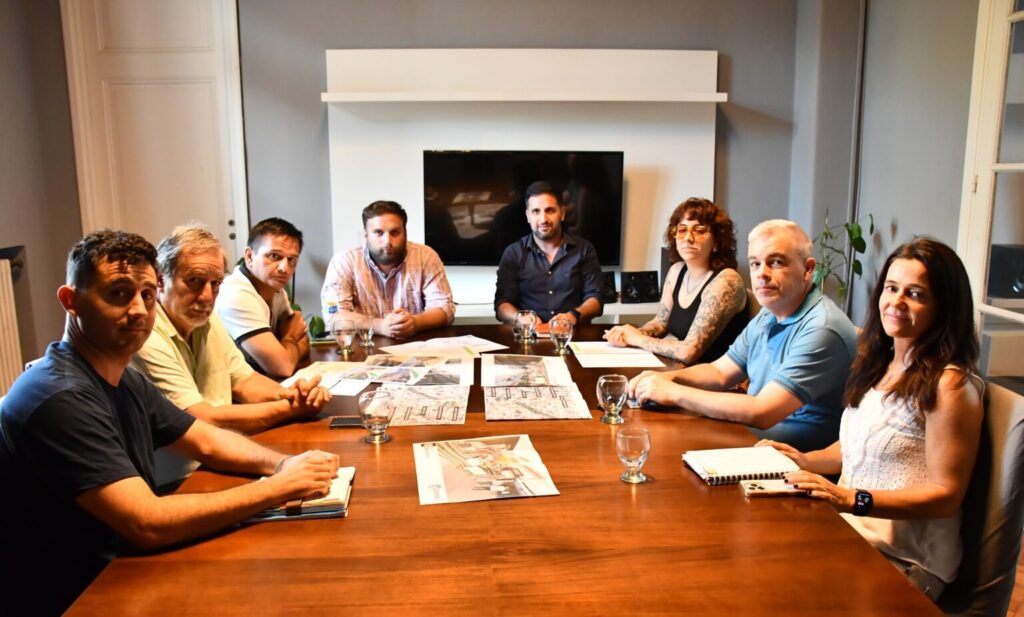 alt="Reunión de funcionarios y comerciantes para presentar el proyecto Centro Comercial a Cielo Abierto Concordia en sala de reuniones municipal"
