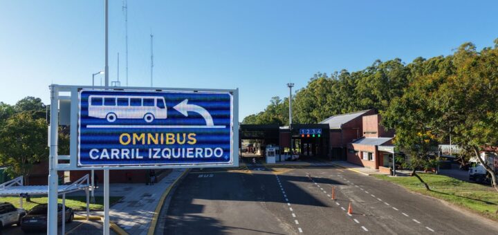 alt="Cartel digital que indica carril de ómnibus a la izquierda en el acceso del paso fronterizo Concordia-Salto"