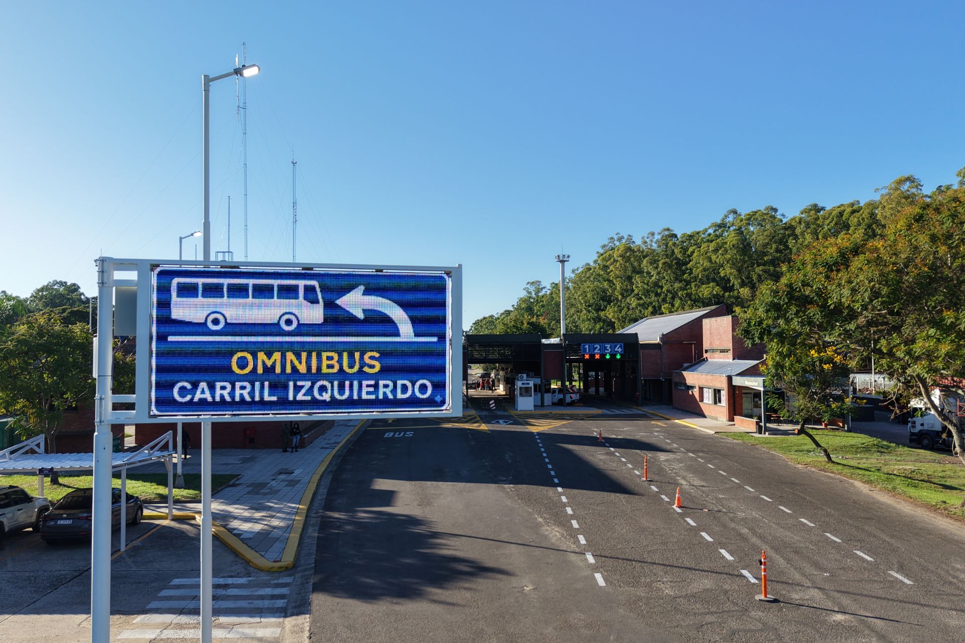 alt="Cartel digital que indica carril de ómnibus a la izquierda en el acceso del paso fronterizo Concordia-Salto"