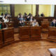 alt="Concejales votando en el recinto el marco regulatorio para monopatines eléctricos en Concordia"