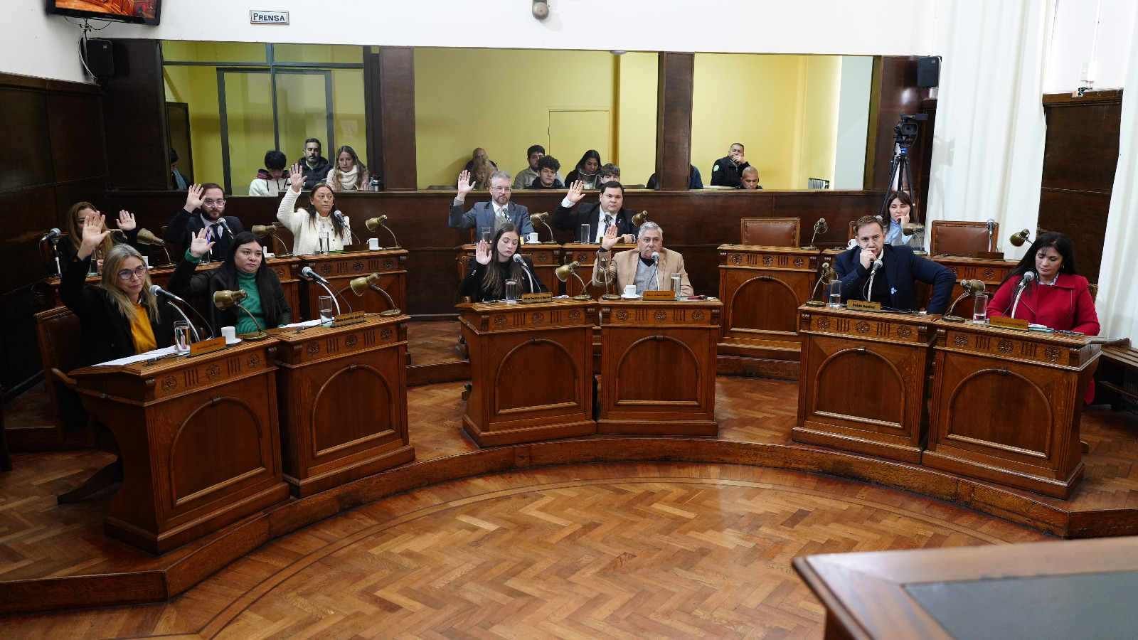 alt="Concejales votando en el recinto el marco regulatorio para monopatines eléctricos en Concordia"