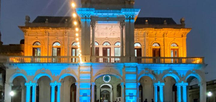 alt="Vista exterior iluminada del Palacio Municipal de Victoria en Entre Ríos, escenario de las deliberaciones sobre la ley de grandes superficies"