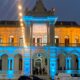 alt="Vista exterior iluminada del Palacio Municipal de Victoria en Entre Ríos, escenario de las deliberaciones sobre la ley de grandes superficies"